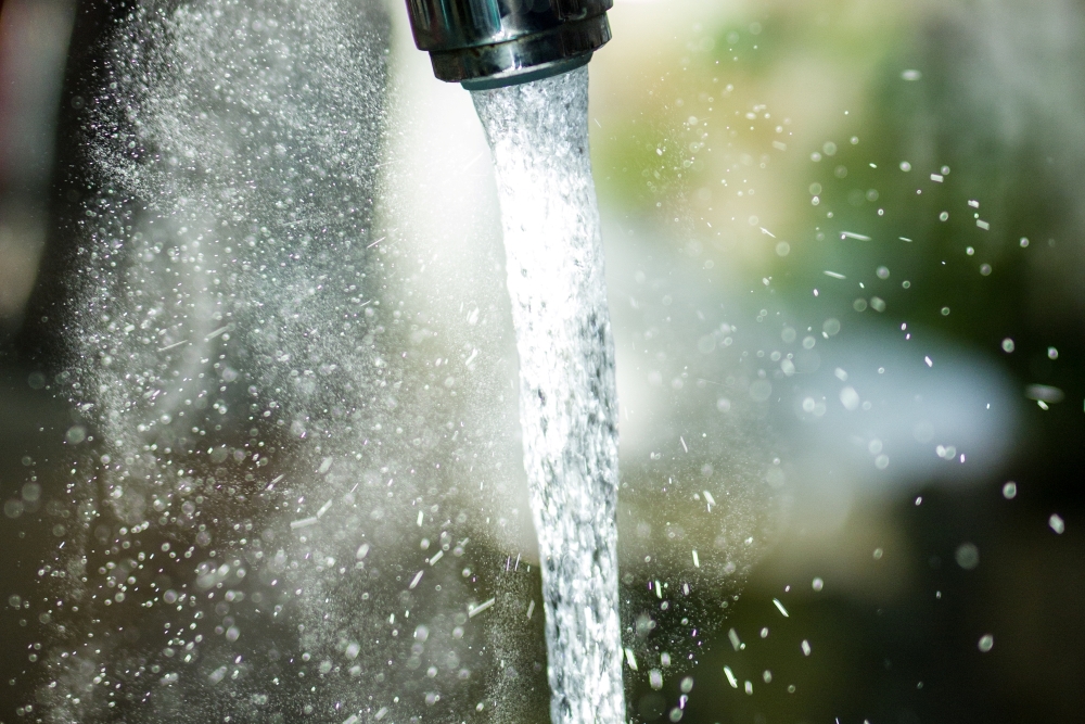 Fließendes Trinkwasser aus einem Wasserhahn als Symbol für eine sichere und nachhaltige Trinkwasserversorgung von Mall Umweltsysteme.